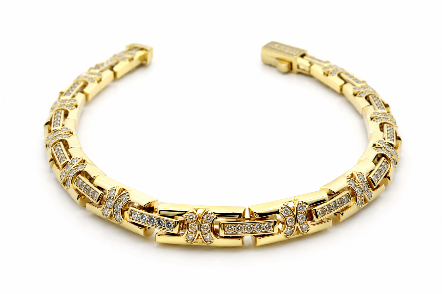 Deze exclusieve armband van 14 karaat geelgoud (16.72 gr) is een toonbeeld van luxe. De zorgvuldig geplaatste zirkonia&rsquo;s vangen het licht op subtiele wijze en geven het sieraad een elegante, high-end uitstraling. Een tijdloos accessoire voor de moderne vrouw met oog voor klasse.