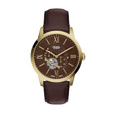 Dit Fossil Automaat Heren Horloge ME3286 combineert stijl en functionaliteit. Met een roestvrijstalen kast van 44 mm, bruine wijzerplaat en band van echt leer biedt het een luxe uitstraling. Het horloge heeft analoge aanduiding met Romeinse cijfers en is waterbestendig tot 5 ATM. Perfect voor zowel zakelijke als casual gelegenheden. Draag het bij een nette outfit voor een verfijnde look.