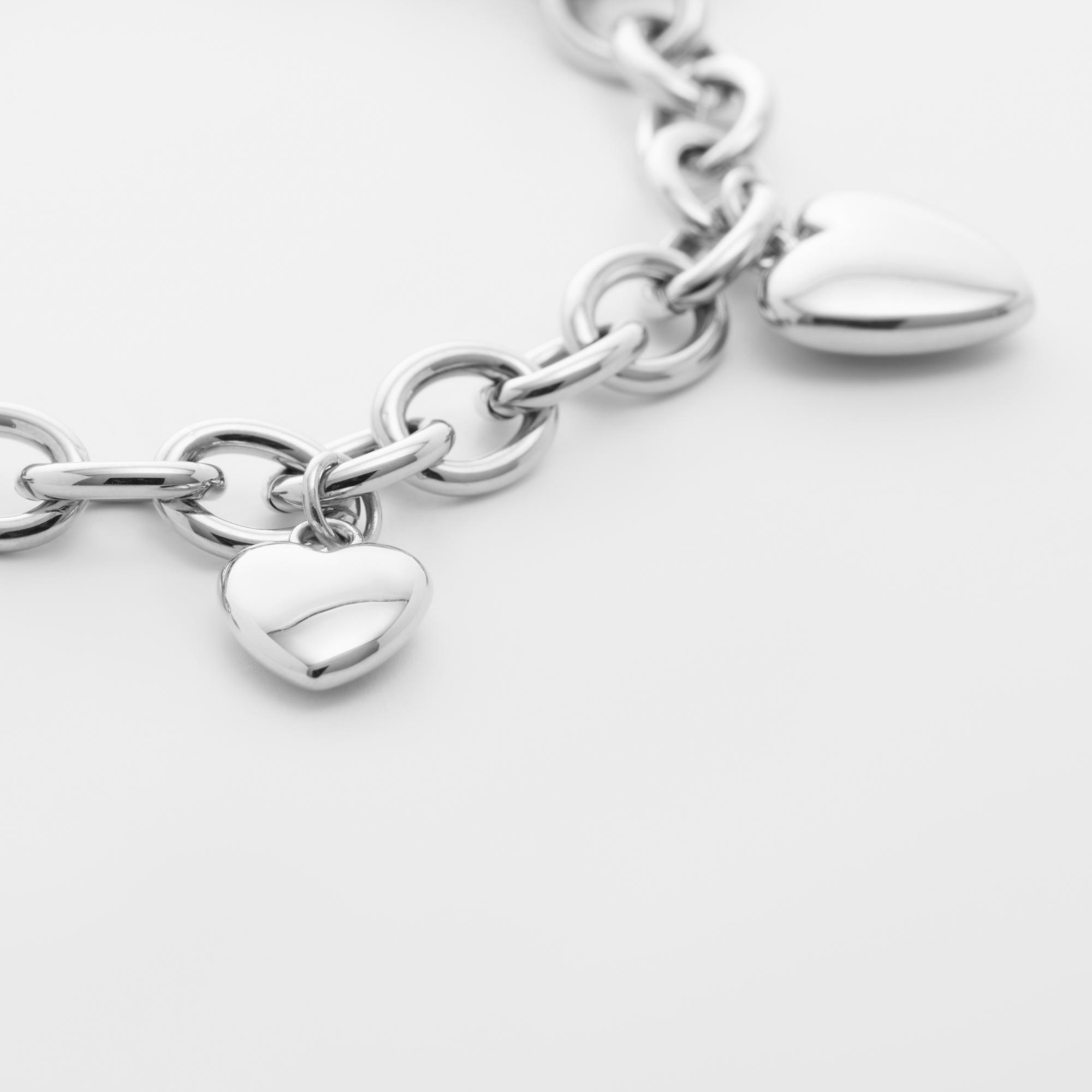 Das Guido Maria Kretschmer Armband Herz, ist ein elegantes Schmuckst&uuml;ck der Kategorie JEWEL. Dieses neue Armband eignet sich ideal als modisches Highlight f&uuml;r Ihr Outfit. Es ist am besten am Handgelenk zu tragen und passt sowohl zu l&auml;ssigen als auch zu eleganten Looks. Perfekt f&uuml;r den t&auml;glichen Gebrauch oder besondere Anl&auml;sse.