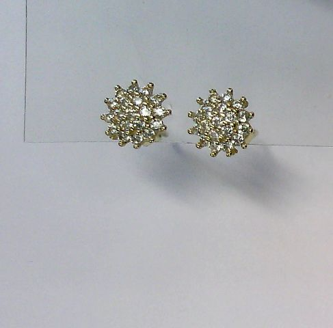 Diese Ohrstecker aus 333er Gelbgold mit Zirkonia verleihen jedem Outfit einen Hauch von Eleganz. Perfekt f&uuml;r den t&auml;glichen Gebrauch oder besondere Anl&auml;sse. Tragen Sie sie alleine f&uuml;r einen subtilen Look oder kombinieren Sie sie mit anderen Ohrringen f&uuml;r einen trendigen Stil. Ihr minimalistisches Design macht sie vielseitig und zeitlos. Ein Must-have in jeder Schmucksammlung.