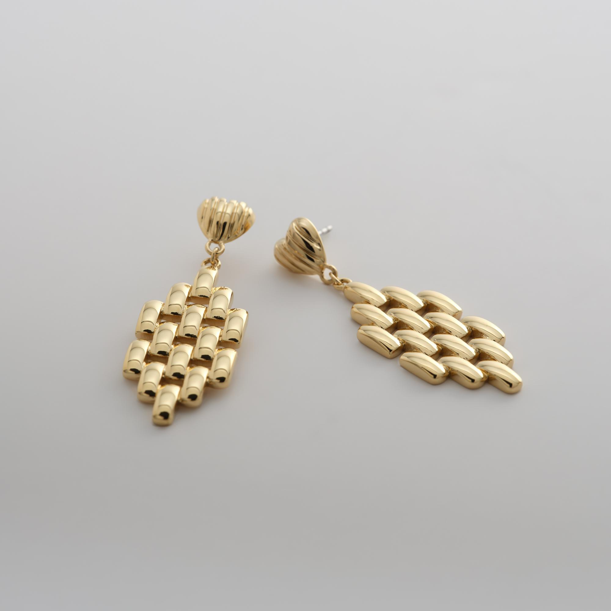 Die Guido Maria Kretschmer Ohrringe, sind Steckohrringe aus der Kategorie Schmuck und befinden sich im Neuzustand. Diese eleganten Ohrringe eignen sich perfekt f&uuml;r besondere Anl&auml;sse oder als stilvolles Accessoire im Alltag. Sie lassen sich am besten mit einem schlichten Outfit kombinieren, um den eleganten Glanz hervorzuheben.