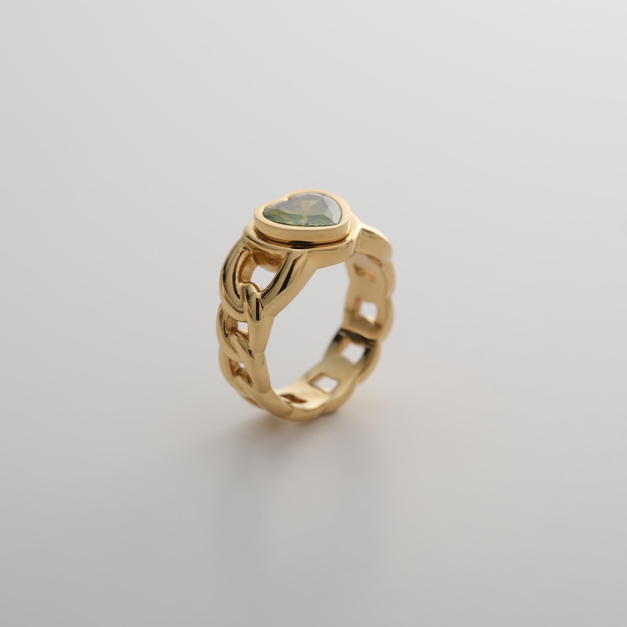 Der Guido Maria Kretschmer Ring, ist ein einzigartiges Schmuckst&uuml;ck der Kategorie "Schmuck" und Typ "Ring", das neu auf dem Markt ist. Tragen Sie ihn als elegantes Accessoire sowohl f&uuml;r den Alltag als auch zu besonderen Anl&auml;ssen. Dieser Ring setzt stilvolle Akzente und vervollst&auml;ndigt jedes Outfit mit einem Hauch von Raffinesse.