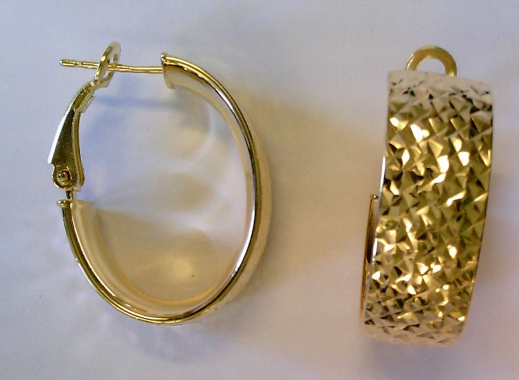 Die Creolen 925 gelb goldplatt./diam mit der Modellnummer 5-215635-001 sind aus hochwertigem Sterling-Silber gefertigt und mit einer eleganten Gelbgold-Beschichtung versehen, verziert mit funkelnden Diamanten. Diese HOOP_OHRRINGE sind ideal f&uuml;r einen stilvollen Auftritt bei besonderen Anl&auml;ssen oder um Alltagsoutfits aufzuwerten. Kombinieren Sie sie mit einem passenden Armband oder einer Halskette f&uuml;r einen harmonischen Look.