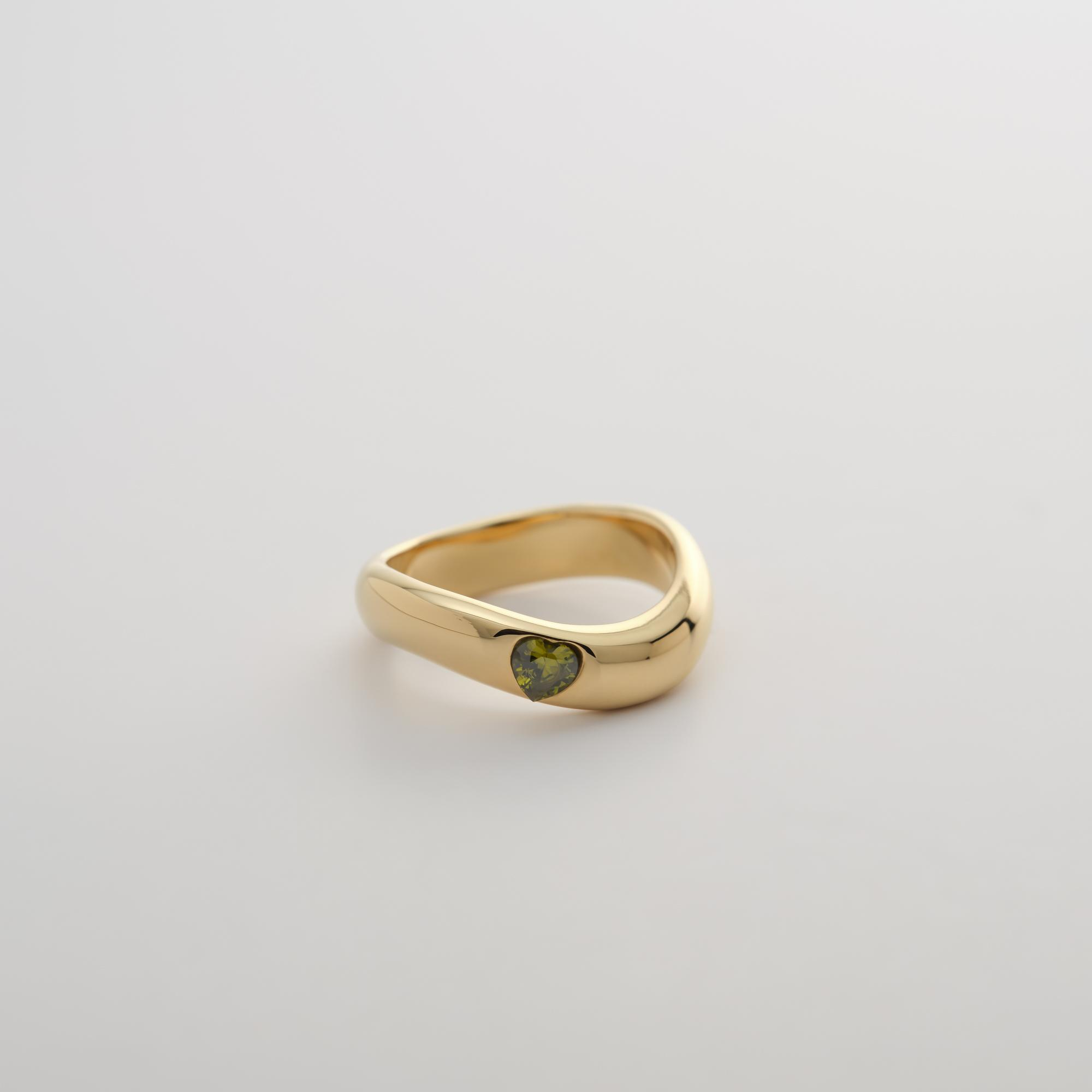 Der Guido Maria Kretschmer Ring,  zeichnet sich durch seine elegante Verarbeitung und ein modernes Design aus. Mit der Ringgr&ouml;&szlig;e 56 eignet er sich ideal f&uuml;r schmale bis mittlere Finger. Als brandneues Schmuckst&uuml;ck verleiht er jedem Outfit einen Hauch von Raffinesse. Ideal f&uuml;r Abendveranstaltungen oder als besonderes Accessoire f&uuml;r den Alltag.