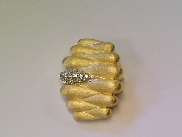 Der Anh&auml;nger 925 gelb/rhodiniert mit Zirkonia, Modellnummer 5-216211-001, besticht durch seine goldplattierte und matte Oberfl&auml;che. Als Zirkonia-Anh&auml;nger ist er ein Highlight f&uuml;r jede Kette. Perfekt kombinierbar mit einer d&uuml;nnen oder mittleren Halskette, ideal f&uuml;r elegante Looks oder als t&auml;gliches Schmuckst&uuml;ck. Ein Muss f&uuml;r Schmuckliebhaber!