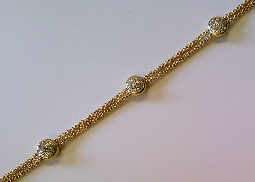 Das Armband 925 gelb Zirkonia (Modellnummer: 5-216379-001) besteht aus goldplattiertem 925er Sterlingsilber und hat eine L&auml;nge von 17+3 cm. Es ist ein elegantes Schmuckst&uuml;ck, das wundersch&ouml;n am Handgelenk getragen werden kann. Ideal f&uuml;r stilvolle Anl&auml;sse oder als t&auml;glicher Begleiter. Kombinieren Sie es mit anderen Schmuckst&uuml;cken f&uuml;r einen perfekten Look.