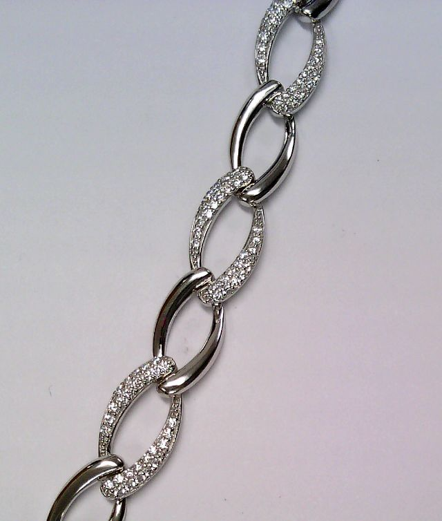 Das Armband 925 rhodiniert mit Zirkonia, Modellnummer 5-216422-001, bietet zarte Eleganz und brillantes Funkeln. Mit einer Gesamtl&auml;nge von 19 cm (17+2 cm verstellbar) passt es sich jedem Handgelenk an. Tragen Sie es zu eleganten Anl&auml;ssen oder als edles Alltagsaccessoire, um Ihrem Outfit einen Hauch von Luxus zu verleihen. Kategorie: Schmuck.