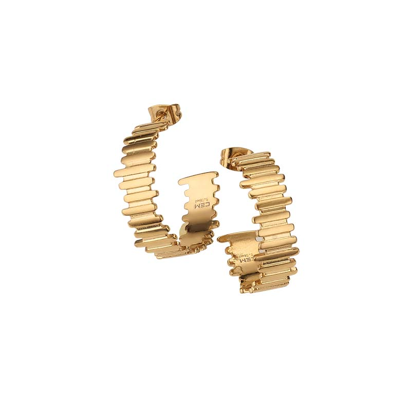 Der Creolstecker IP goldfarben Modellnummer 4-203924-001 besticht durch seine hochwertige Verarbeitung aus Edelstahl und ein elegantes IP Gold-Finish. Diese Creolen sind perfekt f&uuml;r den t&auml;glichen Gebrauch geeignet und verleihen jedem Outfit einen klassischen Touch. Tragen Sie sie zu formellen Anl&auml;ssen oder kombinieren Sie sie mit l&auml;ssiger Kleidung f&uuml;r einen stilvollen Alltagslook.