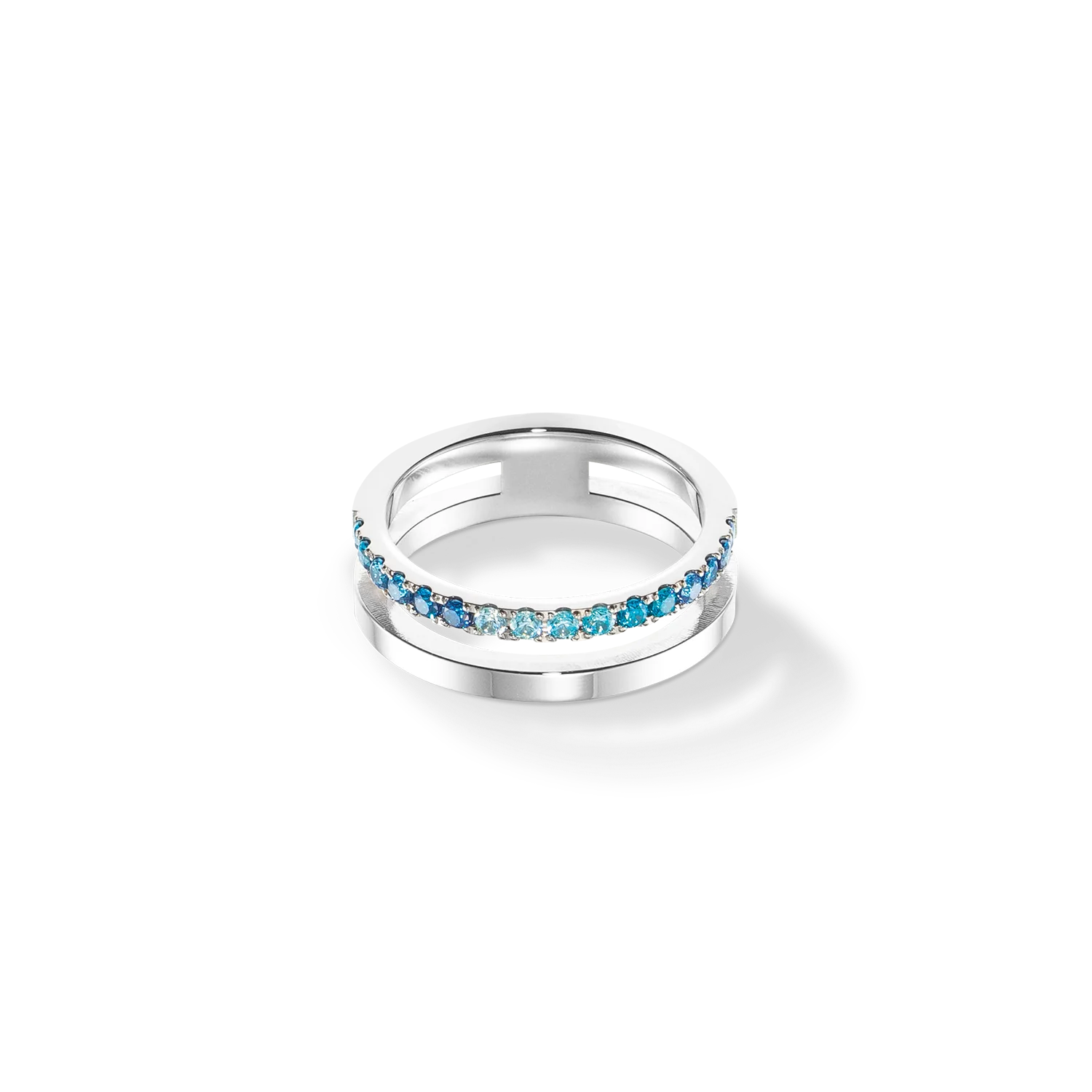 Ontdek de charme van de ETERNAL UNITY-ringen uit de Essentials-collectie, waarin moderne verfijning en tijdloze romantiek samenkomen. Deze betoverende serie omvat oorbellen, armbanden en ringen; elk sieraad vormt een kunstzinnige belichaming van de essentie van eeuwige liefde en verbondenheid. De sieraden bestaan ​​uit twee parallelle banden: de ene is glad en gepolijst en weerspiegelt de kracht en zuiverheid van een duurzame band, terwijl de andere is bezet met fonkelende zirkoniakristallen die met hun stralende glans het pad van de liefde verlichten.