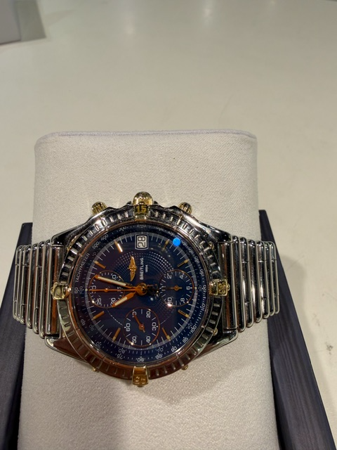 De Breitling B13050.1 is een vintage polshorloge met een automatisch uurwerk. Het heeft een ronde, roestvrijstalen kast met een blauwe wijzerplaat en saffiercoating. De zilverkleurige roestvrijstalen band maakt het stijlvol en duurzaam. Ideal om dagelijks te dragen voor een elegante, maar tijdloze look. Inclusief datumfunctie en analoge aanduiding.