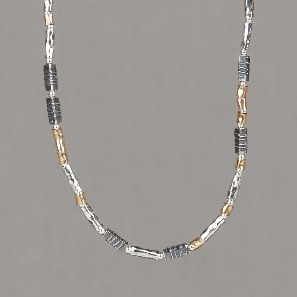 Een zilveren collier geregen met buisjes in wit zilver, geoxideerd zilver of goldfilled. Het collier is uitgevoerd met een karabijnsluiting en verlengkettinkje. Bijpassend bij het collier uit de J&eacute;h Jewels collectie is ook een armband verkrijgbaar.


De hoogwaardige en nikkelvrije sieraden van het Nederlandse sieradenmerk J&eacute;h Jewels zijn authentiek, stijlvol en duurzaam. De sieraden worden zoveel mogelijk van gerecycled zilver vervaardigd, hebben bijzondere structuren en worden met liefde en passie gemaakt.