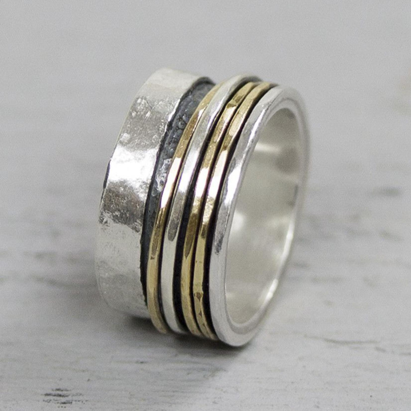 Ring van sterling 925 zilver en goldfilled.
De basisring is gemaakt van deels geoxideerd zilver, de 4 ringetjes van zilver en goldfilled zijn beweegbaar.