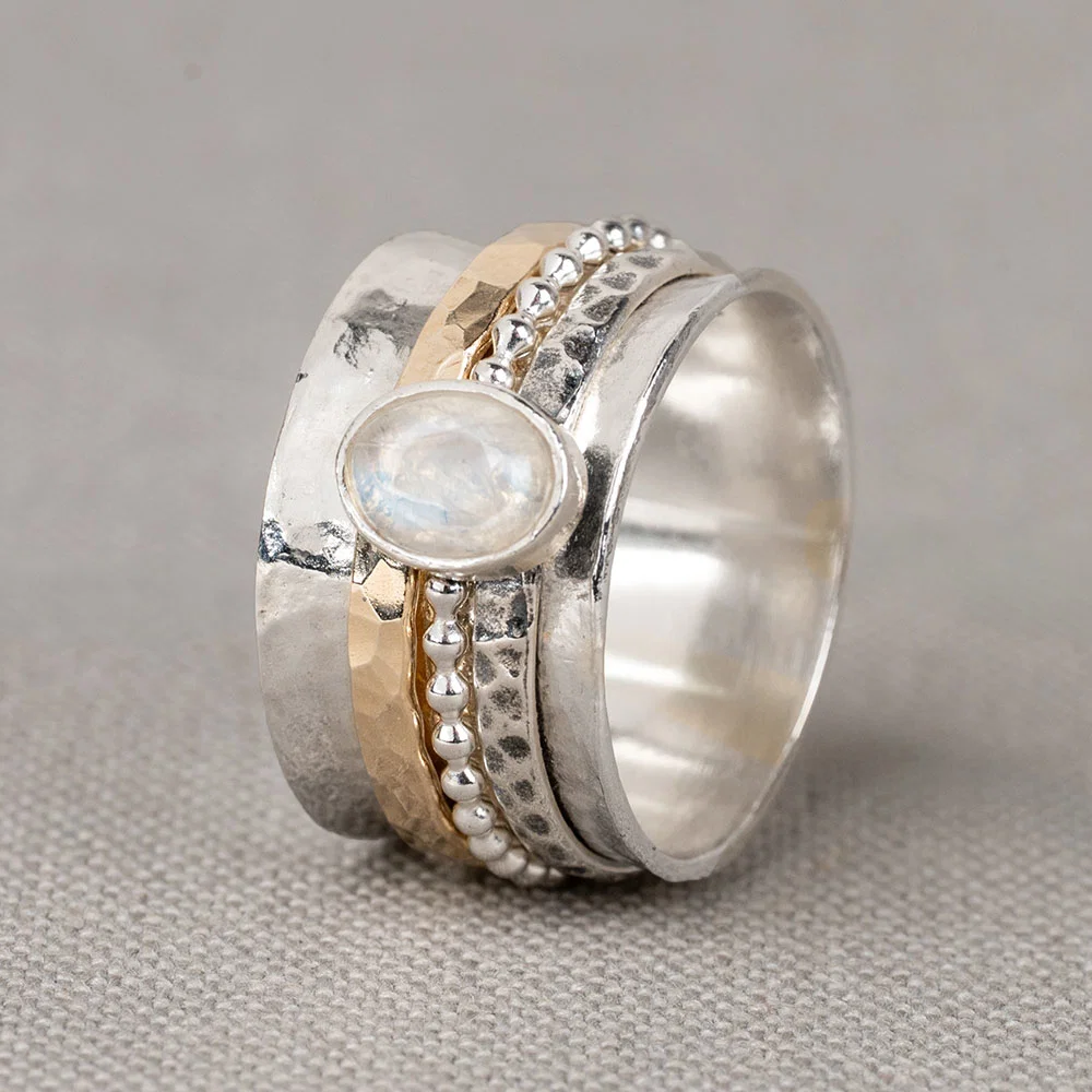 J&eacute;h Jewels is een merk van Nederlandse bodem, opgericht door moeder Coby en dochter Elselien van Buuren. De collecties worden met liefde ontworpen en op ambachtelijke wijze vervaardigd. J&eacute;h Jewels werkt alleen met hoogwaardige materialen, zoals 925 sterling zilver, G14K goud, echte edelstenen en parels. Laat je inspireren door de bijzondere collecties van J&eacute;h