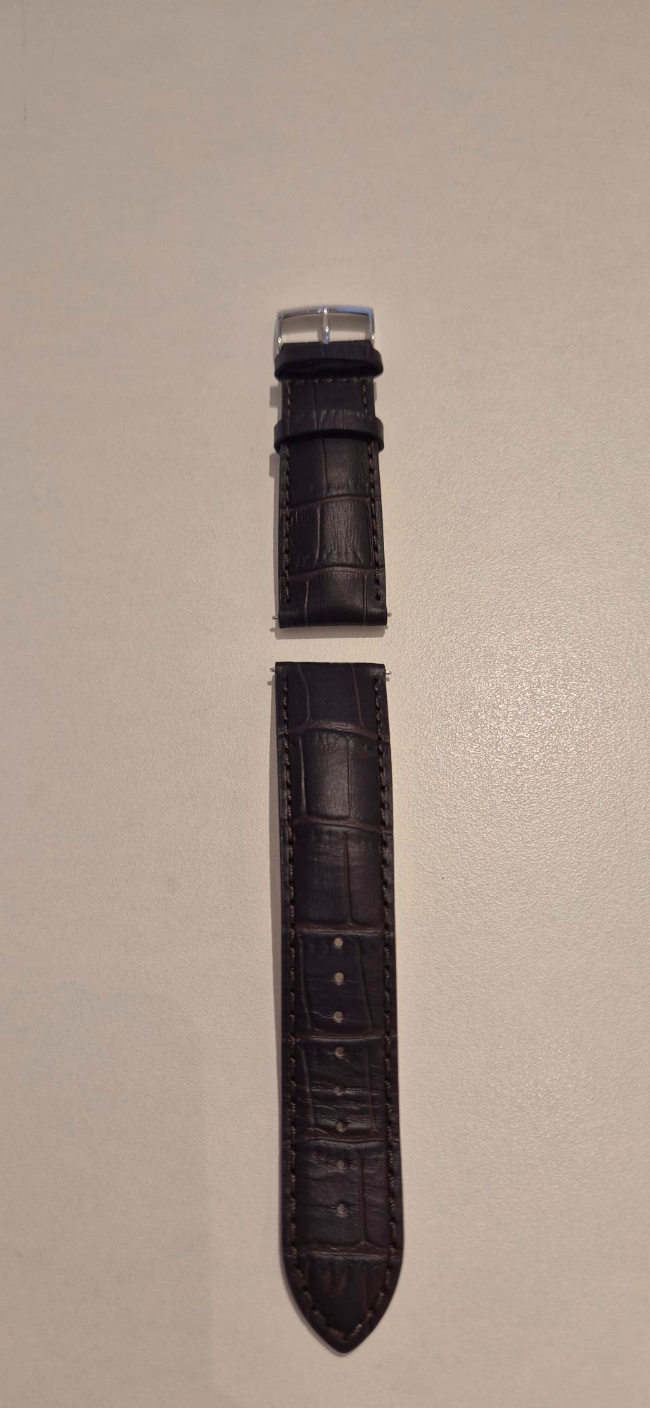De Tissot bruine lederen band met croco print, modelnummer T852.041.655, is een nieuwe leren horlogeband met een bandbreedte van 22 mm. Hij heeft een klassieke bruine kleur. Ideaal te combineren met klassieke en zakelijke outfits voor een tijdloze look. Draag het met een Tissot horloge voor de beste pasvorm.