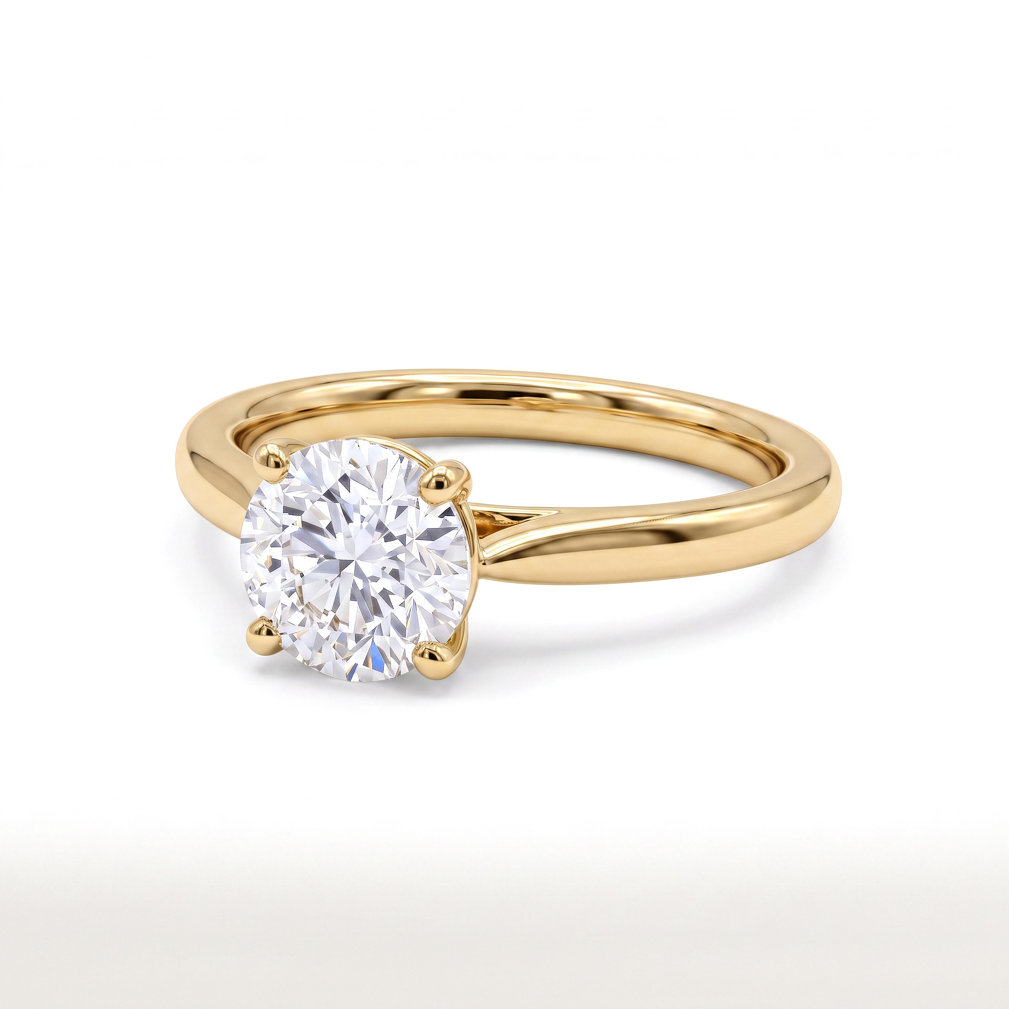 Klassieke 18k Geelgouden Solitaire Verlovingsring met 1.06 ct Ronde Lab Grown Diamant
Ben je op zoek naar de ultieme, iconische verlovingsring in Amsterdam? Deze klassieke solitair ring in massief 18 karaat geelgoud vertegenwoordigt pure elegantie. Het tijdloze ontwerp zet een schitterende ronde briljant geslepen lab grown diamant van 1.06 caraat centraal in een verfijnde 4-poot zetkast, waardoor het licht vanuit elke hoek optimaal reflecteert.