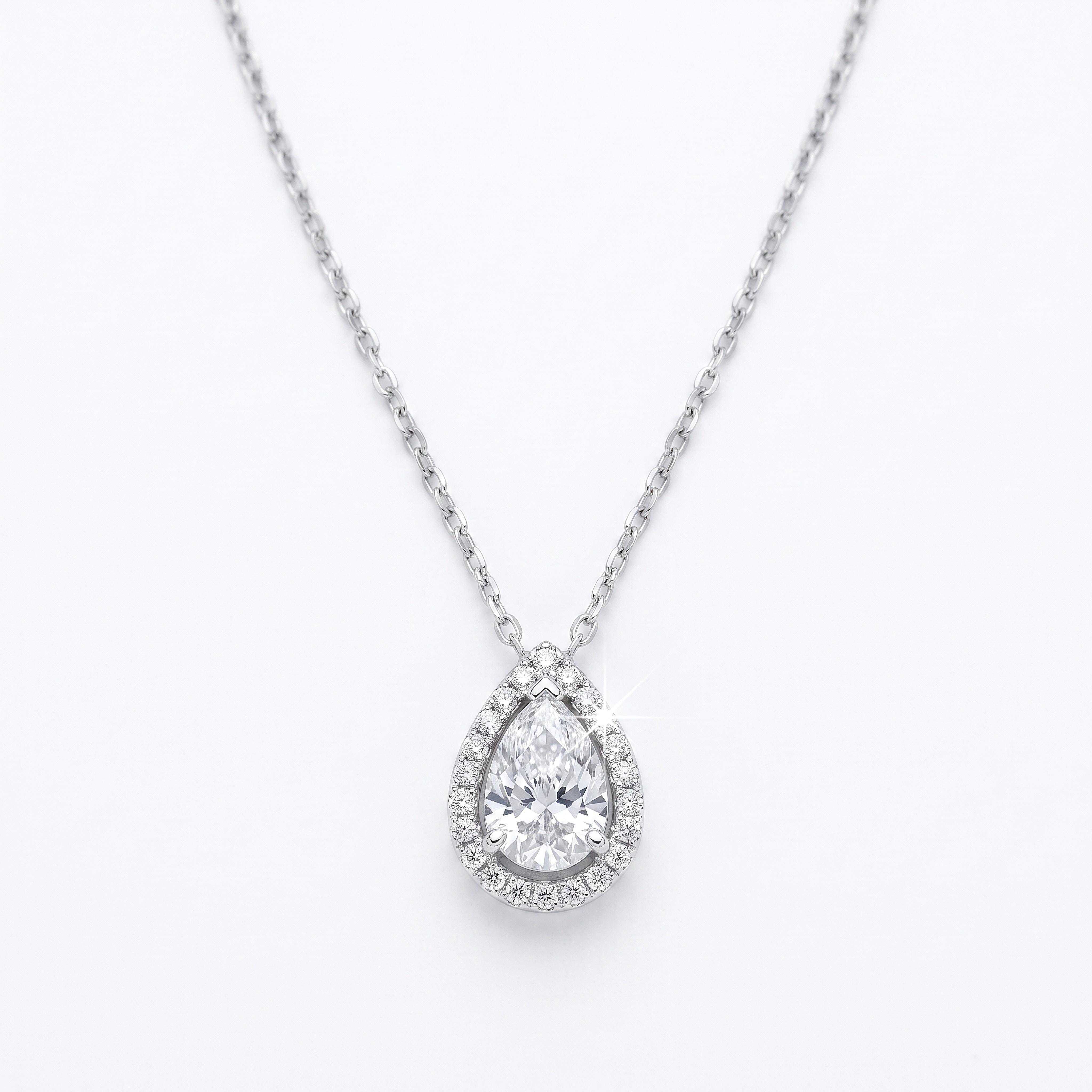 Exclusief 18 karaat witgouden collier met een schitterende perenvormige (pear shape) diamant van 1.03 caraat, omringd door een sprankelende halo van 0.10 caraat (totaal 1.13 ct). De ketting is flexibel te dragen op 45 cm en 50 cm. Inclusief officieel IGI diamanten certificaat. Bekijk en bewonder dit collier bij Juwelier Rijk in Amsterdam.