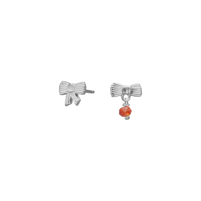 Der Rhd. Silber Ohrstecker Schleife BRODERIE52, von einer unbenannten Marke, ist ein neues, elegantes Schmuckst&uuml;ck aus der Kategorie Schmuck. Diese Ohrstecker sind in Form von Schleifen gestaltet und bestechen durch ihr schlichtes, aber raffiniertes Design. Perfekt f&uuml;r den Alltag oder besondere Anl&auml;sse. Tragen Sie sie zu hochgestecktem Haar, um die Eleganz zu betonen.