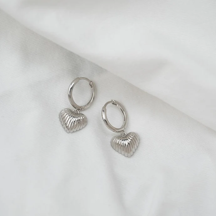Der Rhd. Silber Ohrh&auml;nger sind ein neues Schmuckst&uuml;ck der Kategorie Ohrringe, speziell Stecker-Ohrringe. Diese eleganten Kreise sind ideal f&uuml;r den t&auml;glichen Gebrauch oder besondere Anl&auml;sse. Am besten tragen Sie sie zu zur&uuml;ckhaltenden Outfits oder als feine Akzente, um Ihren Look zu vervollst&auml;ndigen. Perfekt f&uuml;r einen Hauch von Raffinesse!