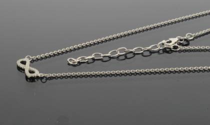 Diese Kette, Modellnummer 765506119, besticht durch ihr Silberdesign und funkelnde Zirkonia-Steine in einem Unendlichkeitssymbol. Sie geh&ouml;rt zur Kategorie Schmuck und ist vom Typ Halskette. Mit einer L&auml;nge von 420 mm passt sie perfekt zu eleganten Outfits. Ideal zum Tragen bei festlichen Anl&auml;ssen oder als t&auml;glicher Blickfang. Ein Muss f&uuml;r jeden Schmuckliebhaber!