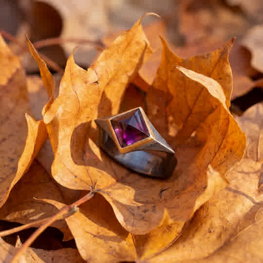 Der Smartcurve Rhodolit Ring ist ein faszinierendes Schmuckst&uuml;ck aus Silber/Gold.Tragen Sie diesen eleganten Ring allein oder kombinieren Sie ihn mit anderen Ringen f&uuml;r einen modernen und stilvollen Look. Perfekt f&uuml;r besondere Anl&auml;sse oder um Ihrem Alltagsoutfit einen Hauch von Luxus zu verleihen. Ringweite anpassbar