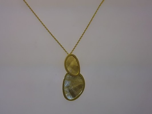 Das Collier Silber GP Weihnachtsprospekt 2026, Modellnummer 26-401, ist ein elegantes Schmuckst&uuml;ck aus der Kategorie "Jewel". Als Halskette verleiht es jedem Outfit einen Hauch von Glamour. Tragen Sie es zu besonderen Anl&auml;ssen oder als stilvolles Accessoire im Alltag. Kombinieren Sie es am besten mit einem schlichten Oberteil, um das Collier hervorzuheben.