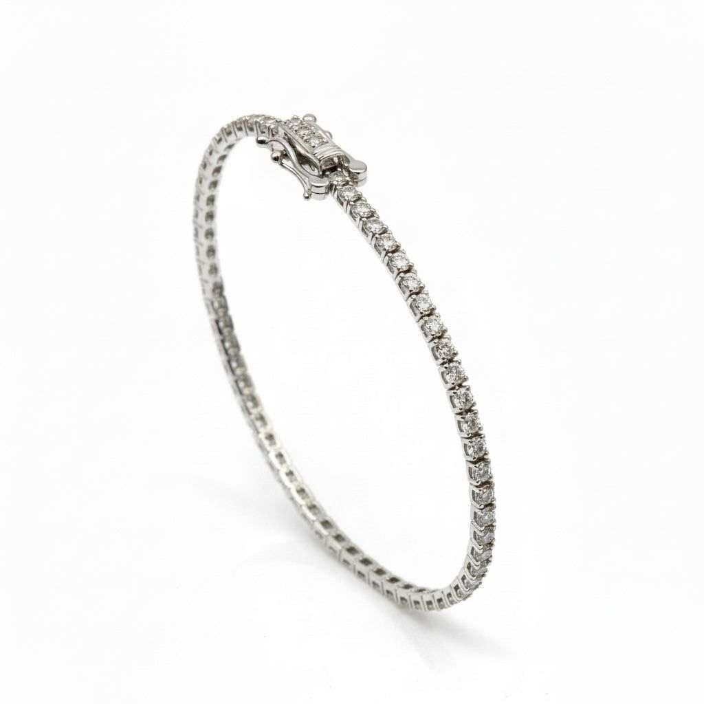14 karaats witgouden tennisarmband met 85 briljant geslepen diamanten van totaal 1,06 caraat.