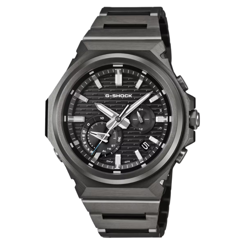 Stoere, innovatieve, functionele schoonheid - opnieuw vormgegeven in een scherpe, minimalistische stijl.

De GST-B1000D borduurt voort op de G-SHOCK erfenis van stoere constructie en design geworteld in functionele schoonheid, en reconstrueert deze erfenis om een gepolijste, slanke expressie te bereiken.

De bezel heeft geen logo voor een strakke, moderne look, terwijl drie afzonderlijke afwerkingen - verticale haarlijn, ronde haarlijn en spiegelglans - een rijke en verfijnde texturale aantrekkingskracht cre&euml;ren die verandert als het licht onder verschillende hoeken wordt gereflecteerd. De spiegel- en haarlijnafwerking van massief roestvrijstaal wordt gecombineerd met een drieklapsluiting die ook van massief roestvrijstaal is gemaakt. Dit scherpe, platte ontwerp neemt je met gemak mee van zakelijke bijeenkomsten naar casual settings naar activiteiten buitenshuis.

Dit is een horloge dat gemaakt is om tegen een stootje te kunnen. Een metalen rand beschermt tegen stoten, terwijl de met koolstof versterkte behuizing de module beschermt. Urethaan bufferende onderdelen waar de metalen band en de behuizing elkaar raken, absorberen schokken en verminderen de druk op de gewrichten - wat de duurzaamheid verbetert en zorgt voor een veiligere verbinding. Het verlijmen van glas en een compact moduleontwerp zorgen voor een slanker en lichter horloge, zonder afbreuk te doen aan de schokbestendigheid. Dit alles komt samen in een uitstekende combinatie van comfort, stevigheid en dagelijks gebruik.

Compacte vorm, minimalistisch ontwerp en robuuste prestaties - dit horloge is een allround metgezel, klaar voor alles wat er op je pad komt.