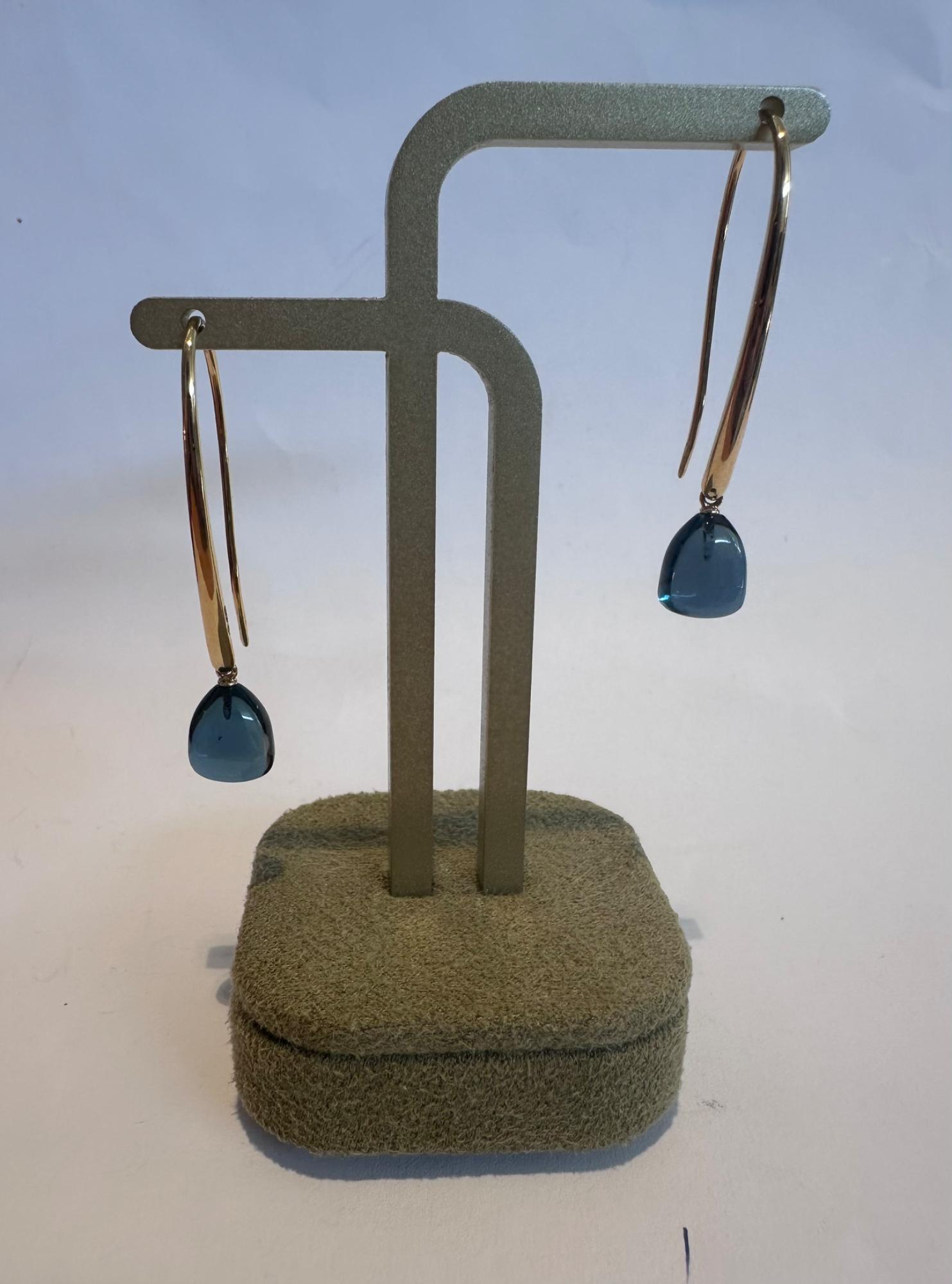 De 14-karaats gouden oorhangers, model OR810X05, zijn verfijnde sieraden met een betoverende London blauwe topaas. Met hun gouden kleur en met parels versierde hoepelstijl stralen ze elegantie uit. Draag deze oorbellen voor een chique avondje uit of een speciale gelegenheid. Ze combineren prachtig met andere gouden accessoires voor een stijlvolle look. Perfect voor elke sieradenliefhebber!