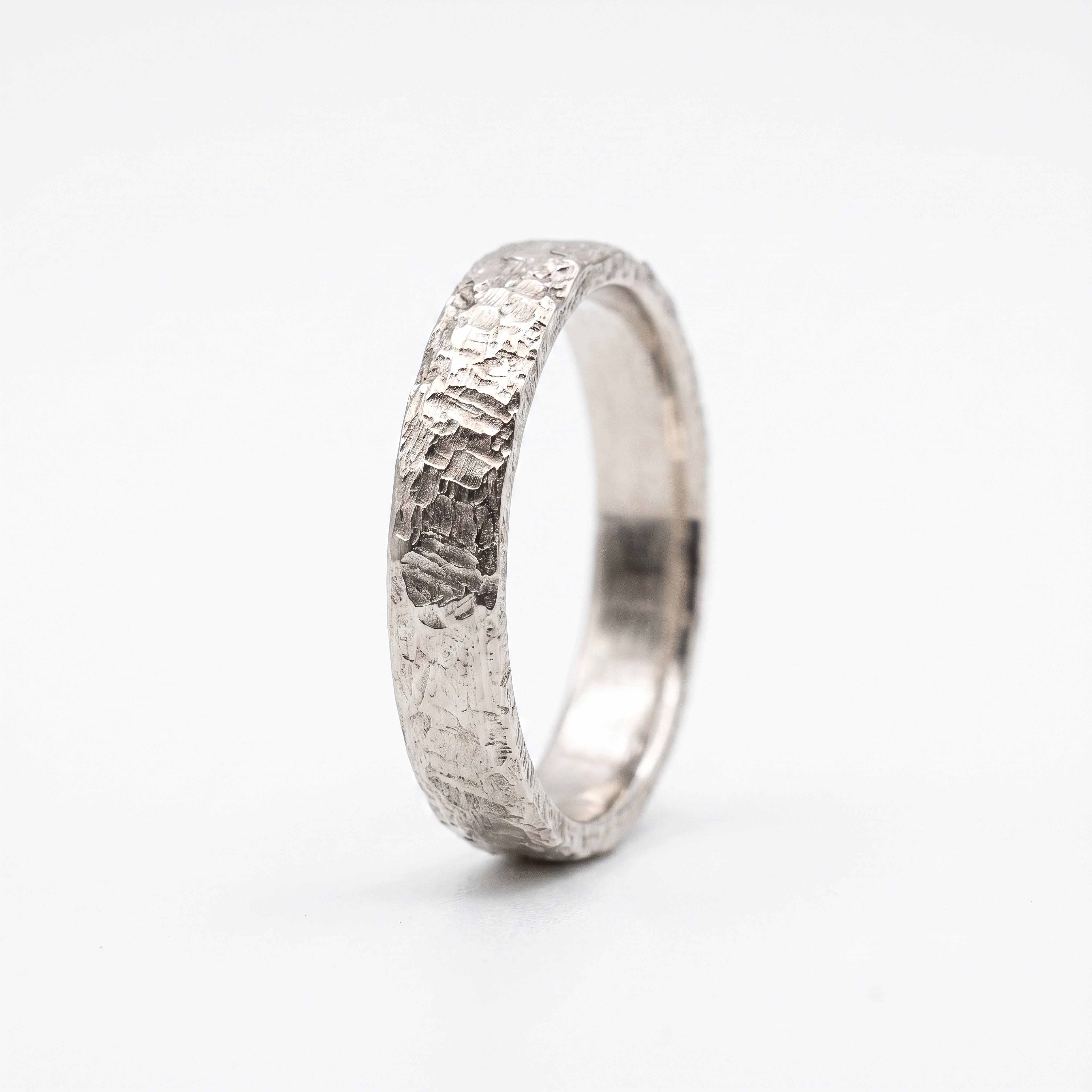 Zoek je een unieke en stoere trouwring of verlovingsring voor mannen? Deze massieve 14k bicolor ring (4mm) is ambachtelijk handgemaakt in ons atelier bij Juwelier Rijk in Amsterdam. Met zijn unieke, rustieke textuur en duurzame afwerking is dit de perfecte ring voor de moderne man. Kom hem passen in onze fysieke winkel in Amsterdam of bestel eenvoudig online!