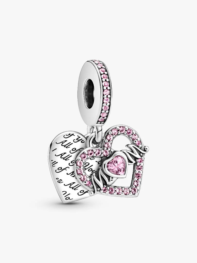 Verras haar met de Heart & Mum Dangle Charm. Dit stuk is hand-finished in sterlingzilver. Het hartvormige voorste schijfje is omrand met roze kristallen en uitgevoerd met de tekst 'Mum' waarvan de 'U' is vervangen door een hartje dat is bezet met een bijpassende steen. Het achterste schijfje valt op door een herhaald gegraveerd patroon van de tekst, &lsquo;All of Me Loves all of You&rsquo;. Op de hanger is een rij van glanzende roze stenen gezet. Breng een glimlach op het gezicht van je moeder met dit kleurrijke design.