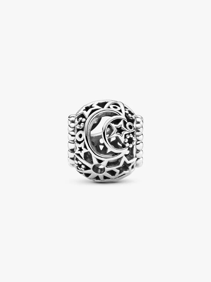 Draag een gids naar het heelal met de openwork zon-, sterren- en maanbedel. Hij is hand-finished in sterlingzilver en dit zeer gedetailleerde stuk is viering van al het hemelse. Dit mystieke ontwerp wordt gedecoreerd met beaded randen rond de openingen van de bedel, uitgesneden maansikkel, zon en ster filigraanmotieven. Combineer dit stuk met je favoriete bedels met ruimtethema voor een Pandora Moments-armband die zowel spiritueel als speciaal is.