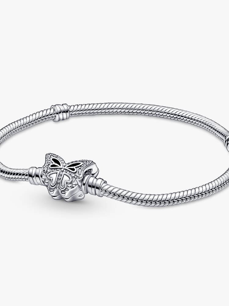 Vertel dit voorjaar je eigen verhaal en laat je inspireren door het seizoen van de transformatie met onze sterlingzilveren Pandora Moments Snake Chain Armband met Vlindersluiting. De vleugels van de vlinder krijgen diepte en dimensie dankzij de uitgesneden en verhoogde hartjes en sprankelende rond-briljantgeslepen transparante zirkonia in kraalzetting. Aan deze armband kunnen maximaal 18 bedels. Zo kun je de lente overal met je mee dragen. Style hem met andere sterlingzilveren sieraden, zoals onze Blauwe Vlinder Oorringen.