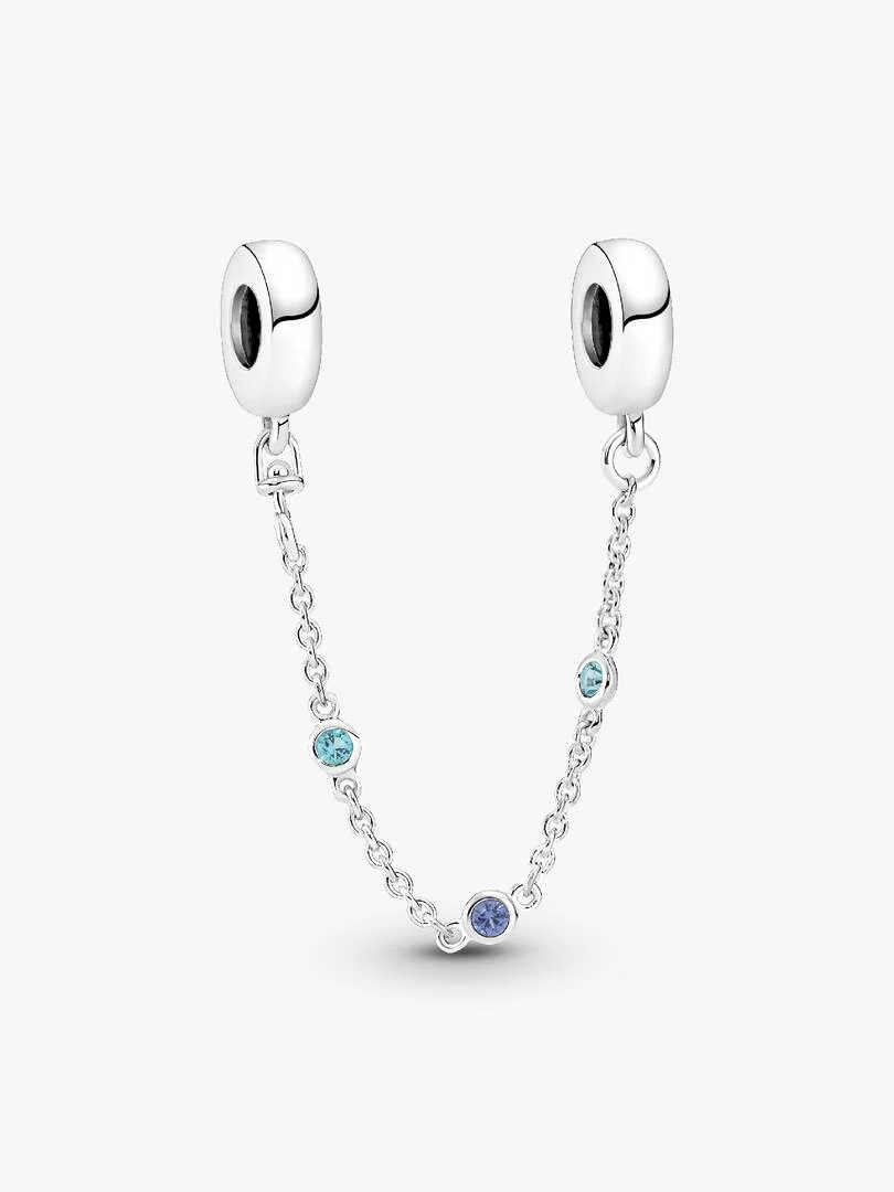 Houd je oceaanschatten veilig met deze op zee ge&iuml;nspireerde veiligheidsketting. Elke hanger is gemaakt van sterlingzilver en heeft schroefdraad aan de binnenkant om de bedels aan je Pandora Moments-armband te bevestigen. De ketting is afgewerkt met drie blauwe man-made kristallen die je look een oceaanachtig tintje geven.