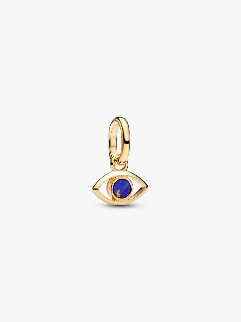 Een eeuwenoud symbool in een moderne uitvoering. Deze mini hangende bedel in vergulde afwerking heeft een imitatie lapis lazuli en een omkeerbaar design met sterdetails &mdash; een mix van bescherming en symboliek.