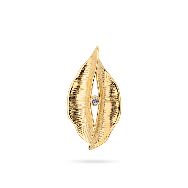 Deze Exclusief Gouden hanger, is een prachtige pendant gemaakt van goud. Hij heeft een hoogte van 33 mm en een breedte van 17 mm, zonder glans. De hanger is versierd met een diamant. Het beste om deze hanger te dragen is aan een fijne gouden ketting voor een elegante uitstraling.