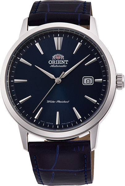 De Orient Symphony Automatic horloge RA-AC0F06L30B is een elegant polshorloge met een blauwe wijzerplaat en leren band. Het heeft een automatisch uurwerk en datumaanduiding. Met zijn ronde, zilverkleurige roestvrijstalen kast is het ideaal voor zowel formele als casual gelegenheden. Draag het met een pak of een nette casual outfit voor de beste uitstraling. Waterbestendig tot 5 ATM.