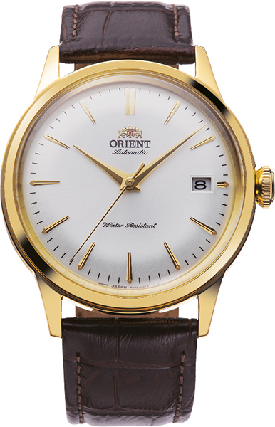 De Orient Bambino RA-AC0M01S30B horloge heeft een automatische beweging, bruine lederen band en een goudkleurige, ronde roestvrijstalen kast met witte analoge wijzerplaat. Waterbestendig niveau 3, datumfunctie en mineraalglas maken het compleet. Draag dit stijlvolle horloge met zakelijke of casual kleding voor een elegante look. Geschikt voor polsgrootte 38 mm.