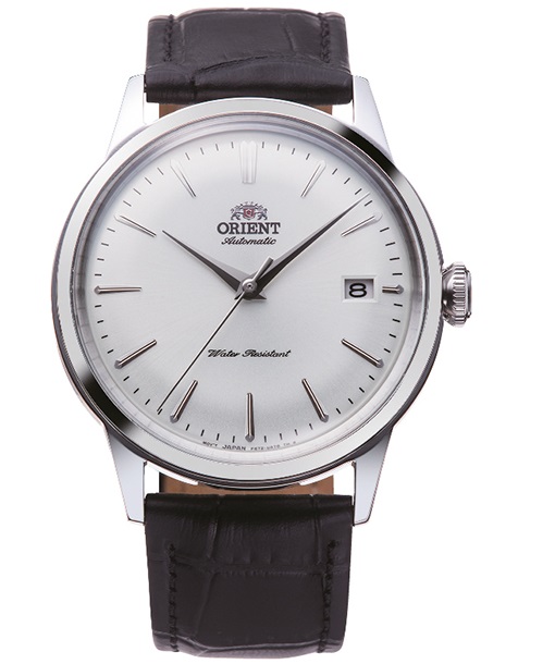 De Orient Bambino RA-AC0M03S30B biedt een elegante en tijdloze stijl met een zilverkleurige wijzerplaat, automatisch uurwerk en zwart leren band. Met een roestvrijstalen kast, datumaanduiding en waterbestendigheid tot 30 meter, is deze horloge perfect voor dagelijks gebruik. Draag het bij formele en casual outfits voor een verfijnde touch.