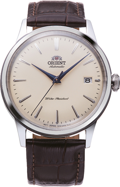 De ORIENT HORLOGE OR-RA-AC0M04Y30B is een stijlvol polshorloge met een zilverkleurige roestvrijstalen kast en een witte wijzerplaat met strepen. Het automatische horloge heeft een bruin leren band, mineraal glas en een datumfunctie. Met een kastdiameter van 38 mm en waterbestendigheid tot niveau 3 is het perfect voor dagelijks gebruik.