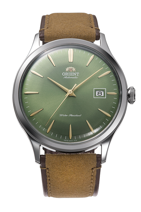 De Orient Bambino RA-AC0P01E30B horloge heeft een groene wijzerplaat, automatische beweging en een kast van roestvrij staal. Met een zilverkleurige, ronde kast en een beige lederen band, is hij stijlvol voor zowel formele als casual gelegenheden. Waterbestendig tot niveau 3 en beschikt over een datumaanduiding. Draag het met je favoriete outfit voor een verfijnde look.
