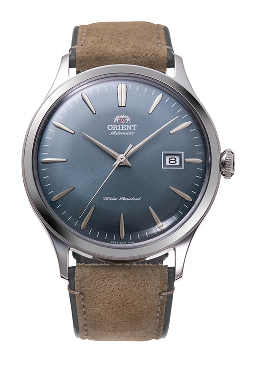 De Orient Bambino RA-AC0P03L30B is een elegant polshorloge met een blauwe wijzerplaat en zilverkleurige roestvrijstalen kast. Uitgerust met een automatische beweging en een datumfunctie, heeft het een beige lederen band. Deze stijlvolle horloge, met een waterdichtheid van niveau 3, past perfect bij zowel formele als casual outfits. Draag het moeiteloos bij elke gelegenheid!