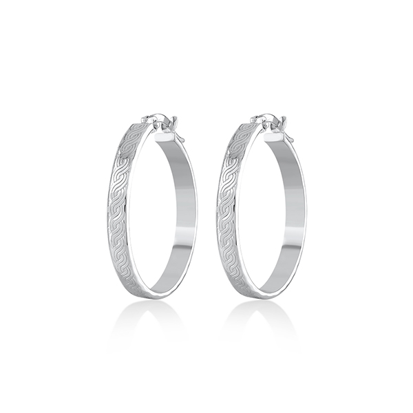 Dit product, SWING JEWELS SW-E2262, is een prachtig paar creolen van zilver, zonder glans. Deze oorbellen voegen een subtiele elegantie toe aan elke outfit. Draag ze bij zowel casual als formele gelegenheden voor een verfijnde uitstraling. Ideaal te combineren met andere zilveren accessoires voor een complete en stijlvolle look.