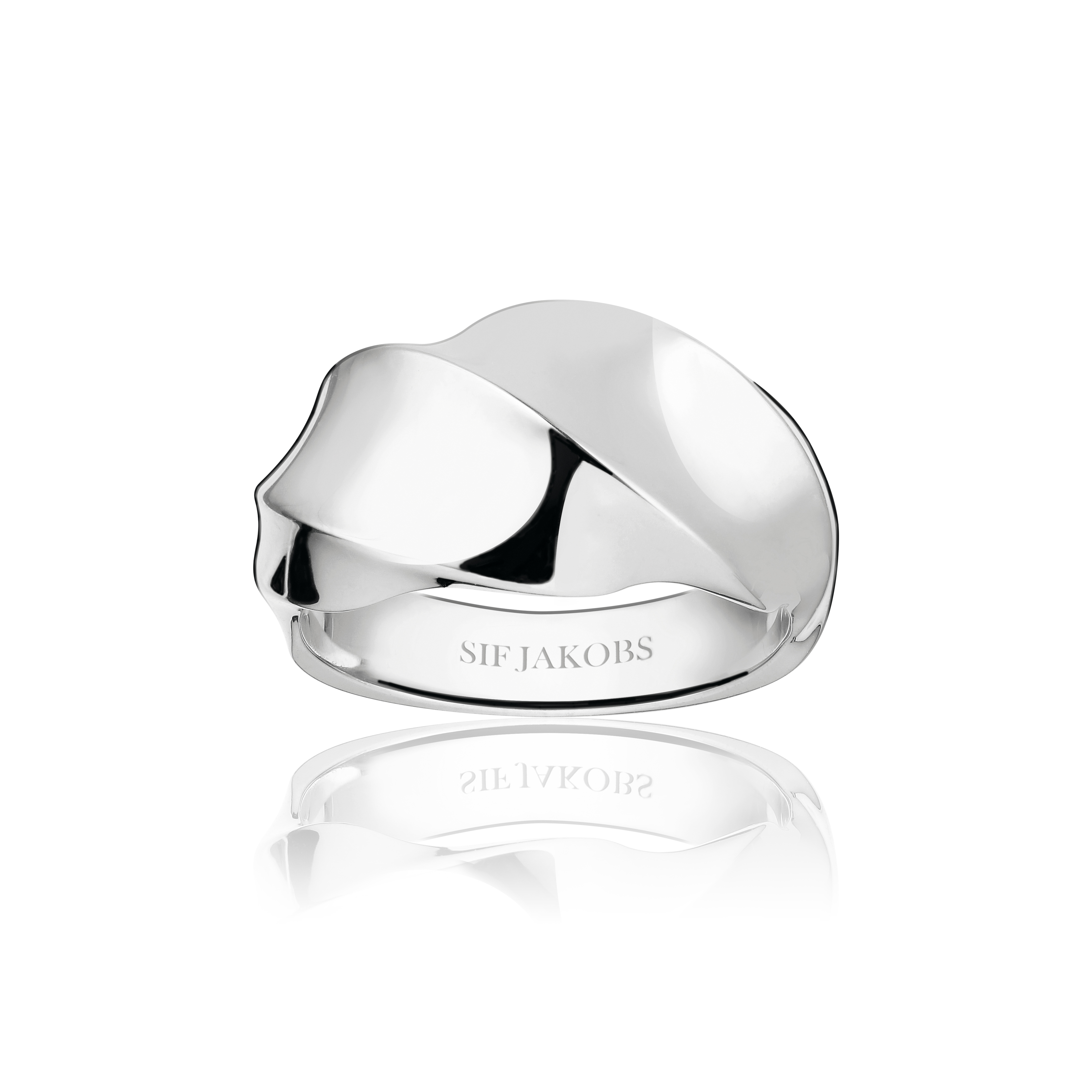 Deze ring is van het merk Sif Jakobs. Het is een damessieraad gemaakt van zilver. De ring is  van kleur.