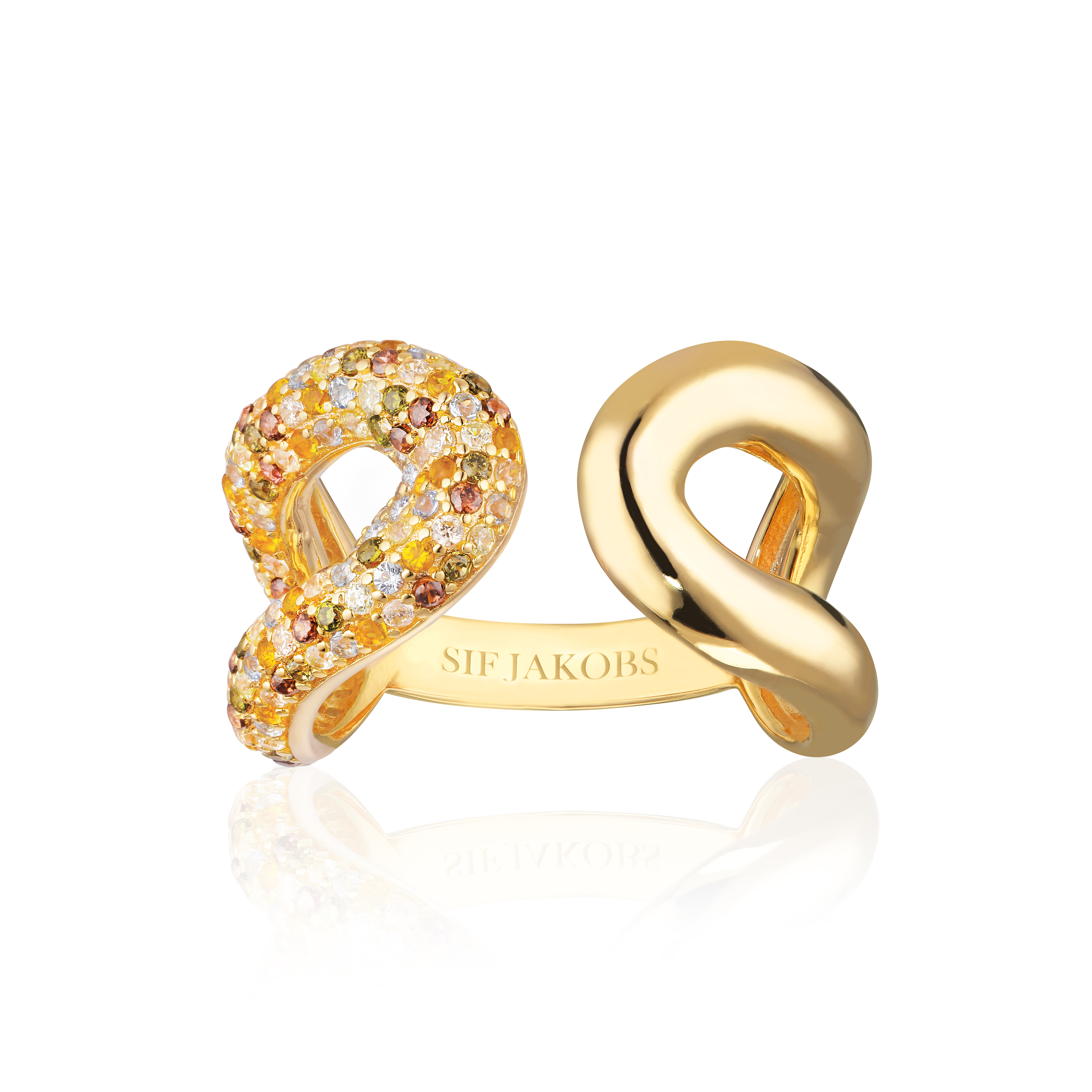 Deze ring is van het merk Sif Jakobs. Het is een damessieraad gemaakt van zilver. De ring is zilver van kleur.
