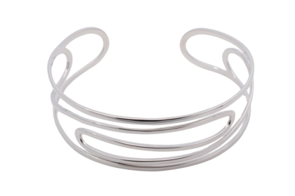 Der Armreif Silber Spange Modellnummer 740945019 ist ein elegantes Schmuckst&uuml;ck in der Kategorie "Jewel". Er geh&ouml;rt zur Unterkategorie "Armband" und hat eine Gr&ouml;&szlig;e von 200. Dieser stilvolle Armreif kann hervorragend zu formellen Anl&auml;ssen getragen werden, passt aber auch wunderbar zu allt&auml;glichen Outfits und verleiht jedem Look einen Hauch von Eleganz.