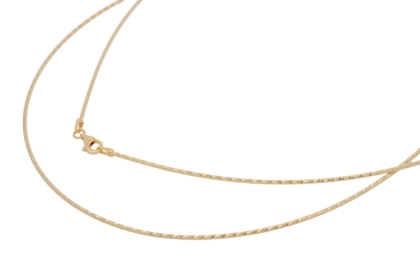 Der Halsreif Silber GP mit Modellnummer 766224019 ist eine elegante Halskette mit einem Durchmesser von 1,3 mm und einer L&auml;nge von 42 cm. Die Kette besteht aus vergoldetem 925er Sterlingsilber und wiegt 4,8 g. Ideal zum Tragen bei festlichen Anl&auml;ssen oder als allt&auml;gliches Accessoire, um jedem Outfit einen Hauch von Eleganz zu verleihen.