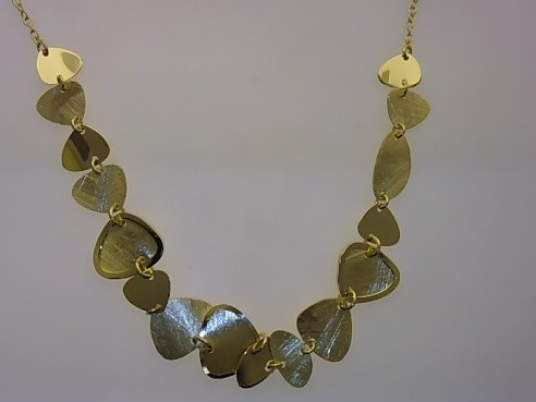 Der Collier Collier mit der Modellnummer 26-403 ist ein elegantes Schmuckst&uuml;ck der Kategorie "JEWEL", speziell ein "NECKLACE". Tragen Sie es zu einem schlichten Kleid oder einer Bluse, um einen Hauch von Eleganz und Raffinesse hinzuzuf&uuml;gen. Perfekt f&uuml;r besondere Anl&auml;sse oder als stilvolles Alltagsaccessoire. Ideal zum Schichten mit anderen Halsketten!