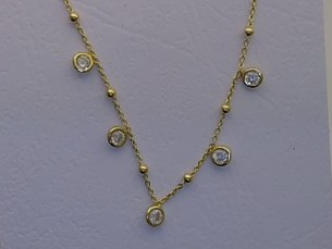 Das Collier Silber GP 45cm Zirkonia, Modellnummer 26-409, ist eine elegante Halskette. Es ist mit funkelnden Zirkoniasteinen verziert und aus hochwertigem Silber gefertigt. Diese zeitlose Kette ist ideal, um jedem Outfit einen Hauch von Eleganz zu verleihen, besonders bei festlichen Anl&auml;ssen. Tragen Sie sie zu einem schlichten Oberteil oder Abendkleid f&uuml;r maximalen Effekt.

