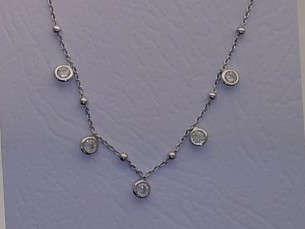 Das Collier Silber 45cm Zirkonia, Modellnummer 26-410, ist ein hochwertiges Schmuckst&uuml;ck einer unbekannten Marke. Es besteht aus funkelnden Zirkonia-Steinen und ist 45 cm lang. Dieser edle Halsreif passt perfekt zu festlichen Anl&auml;ssen und wertet jedes Outfit auf. Tragen Sie es am besten zu einem eleganten Kleid oder einem schicken Abendoutfit.
