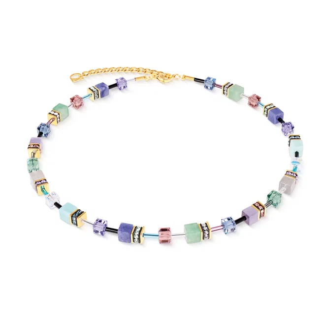 De GeoCUBE&reg; Iconic Precious Necklace Pastel Garden vangt de lichtheid en schoonheid van de natuur door een delicate harmonie van zachte kleuren. Groene aventurijn, blauwe aventurijn, amazoniet en agaat mengen zich met fonkelende Swarovski-kristallen&reg; tot een sierlijke compositie vol zachte pasteltinten en lichtgevende reflecties. Deze designerketting herinterpreteert het iconische GeoCUBE-ontwerp&reg; met frisse vrouwelijkheid en moeiteloze elegantie. Zachte kleurovergangen en heldere geometrische vormen zorgen voor een verfijnde balans die eigentijds en veelzijdig aanvoelt. Of je nu wordt gedragen met lichte zomerstijlen, monochrome outfits of elegante gelegenheidskleding, deze premium ketting brengt frisheid, verfijning en subtiele kleur aan elke look. Samen met de bijpassende oorbellen en armband vormt het een perfect geco&ouml;rdineerde sieradenset ge&iuml;nspireerd op de schoonheid van de natuur. Groene aventurijn, blauwe aventurijn, amazoniet, agaat, synthetisch tijgeroog, Swarovski-kristallen&reg;, strasssteenrondellen en goudkleurig roestvrij staal combineren zorgvuldig geselecteerde natuurlijke materialen met uitzonderlijk vakmanschap en de iconische designtaal van COEUR DE LION.